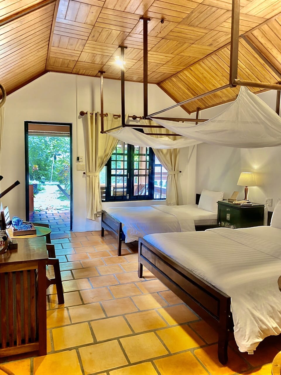 Bungalow, Garden View | Minibar, in-room safe, WiFi (free), bed sheets