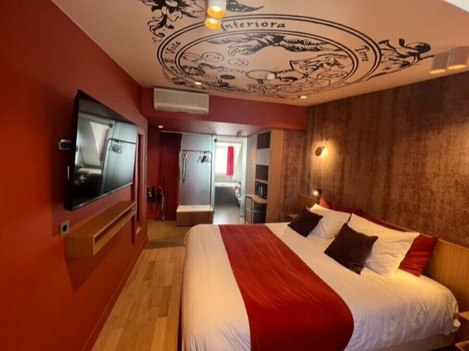 Junior Suite | Minibar, in-room safe, desk, blackout drapes