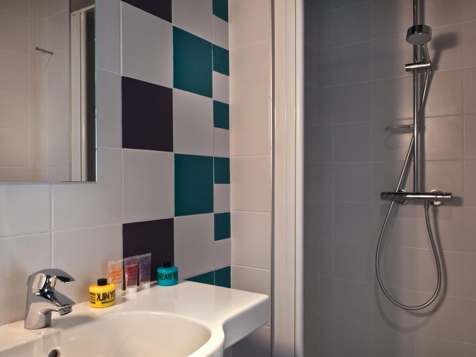 Shower, rainfall showerhead, free toiletries, hair dryer