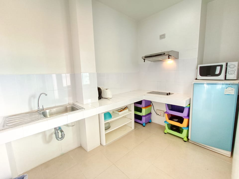 Apartment, 1 Bedroom, Ocean View | Private kitchen | Fridge, electric kettle, freezer, dining tables