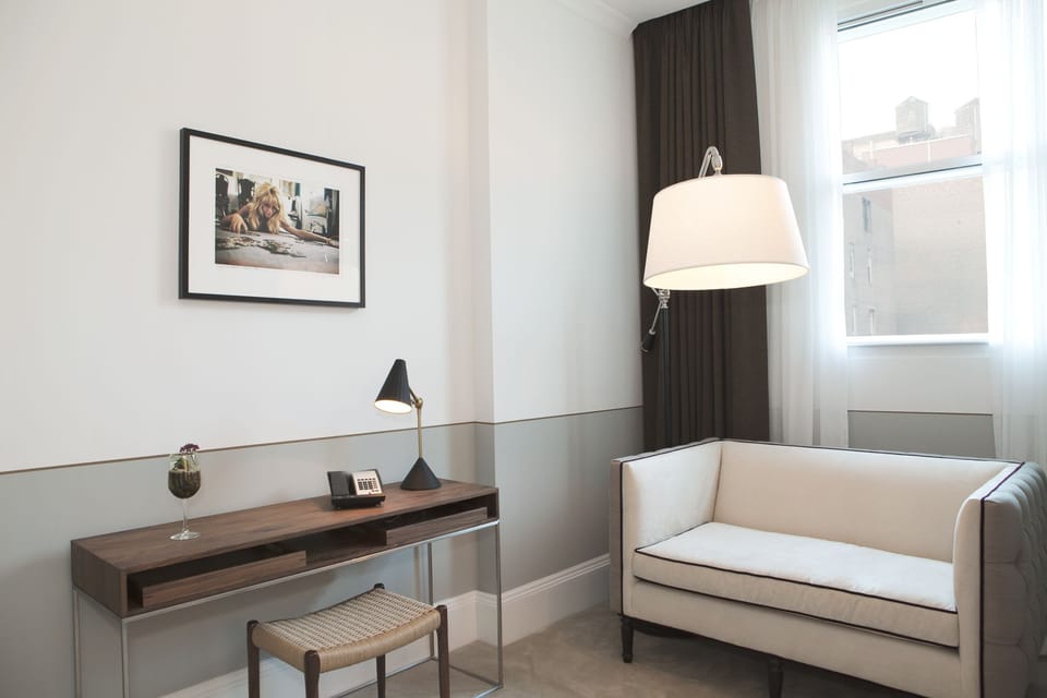 Deluxe Junior Suite | Living area | Flat-screen TV, pay movies