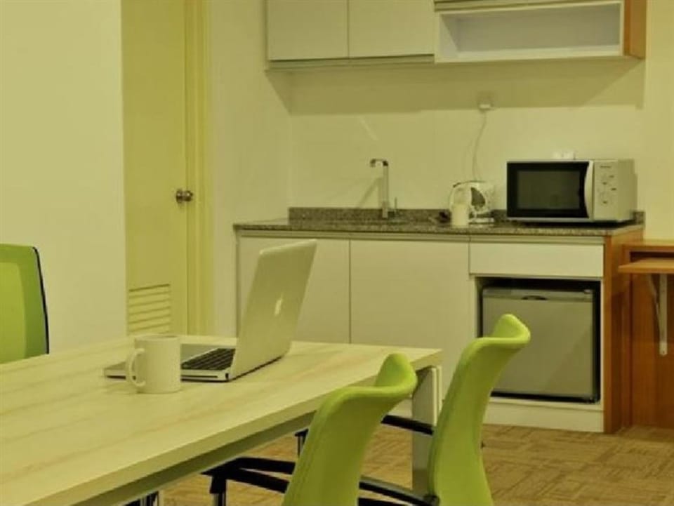 Deluxe Room | Private kitchen | Microwave, electric kettle