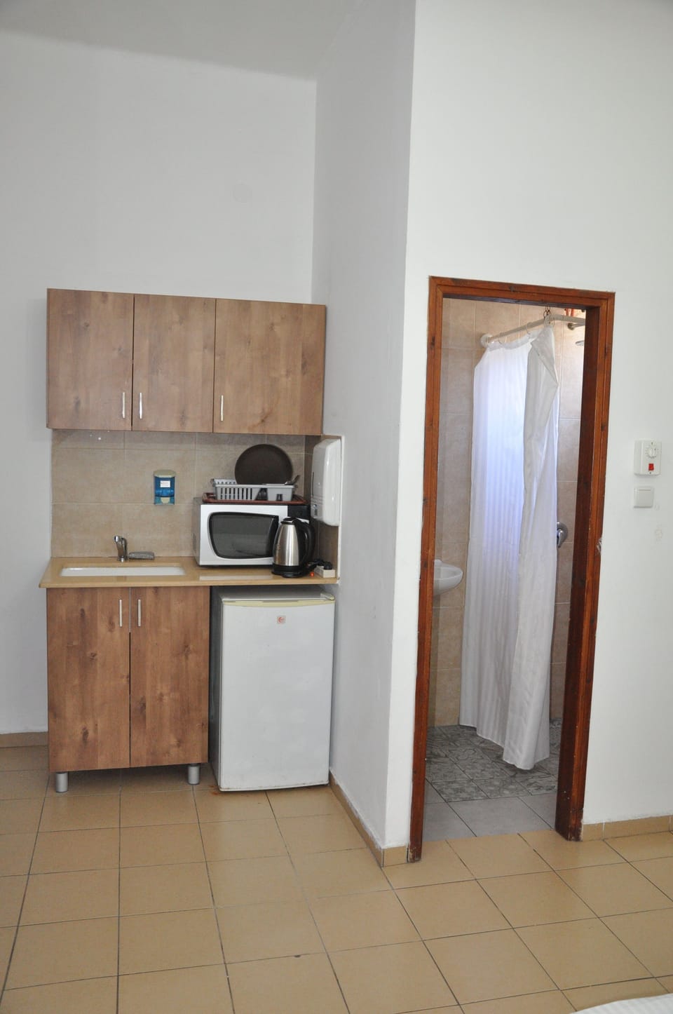 Fridge, microwave, electric kettle, cookware/dishes/utensils