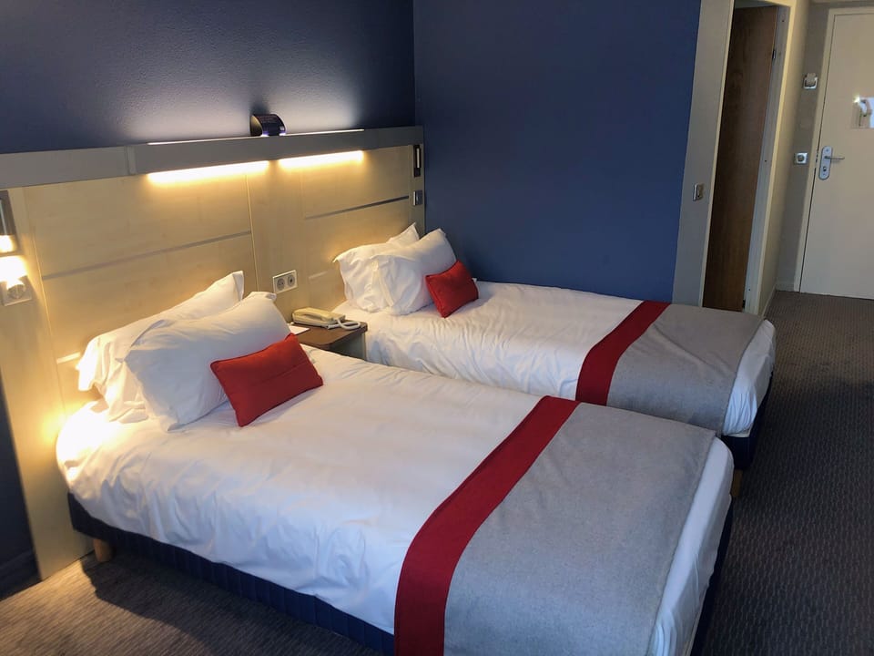 Twin Room | Desk, laptop workspace, blackout drapes, soundproofing