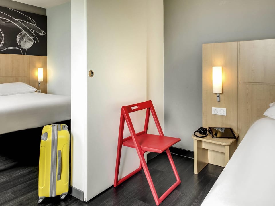 Desk, soundproofing, free WiFi, bed sheets