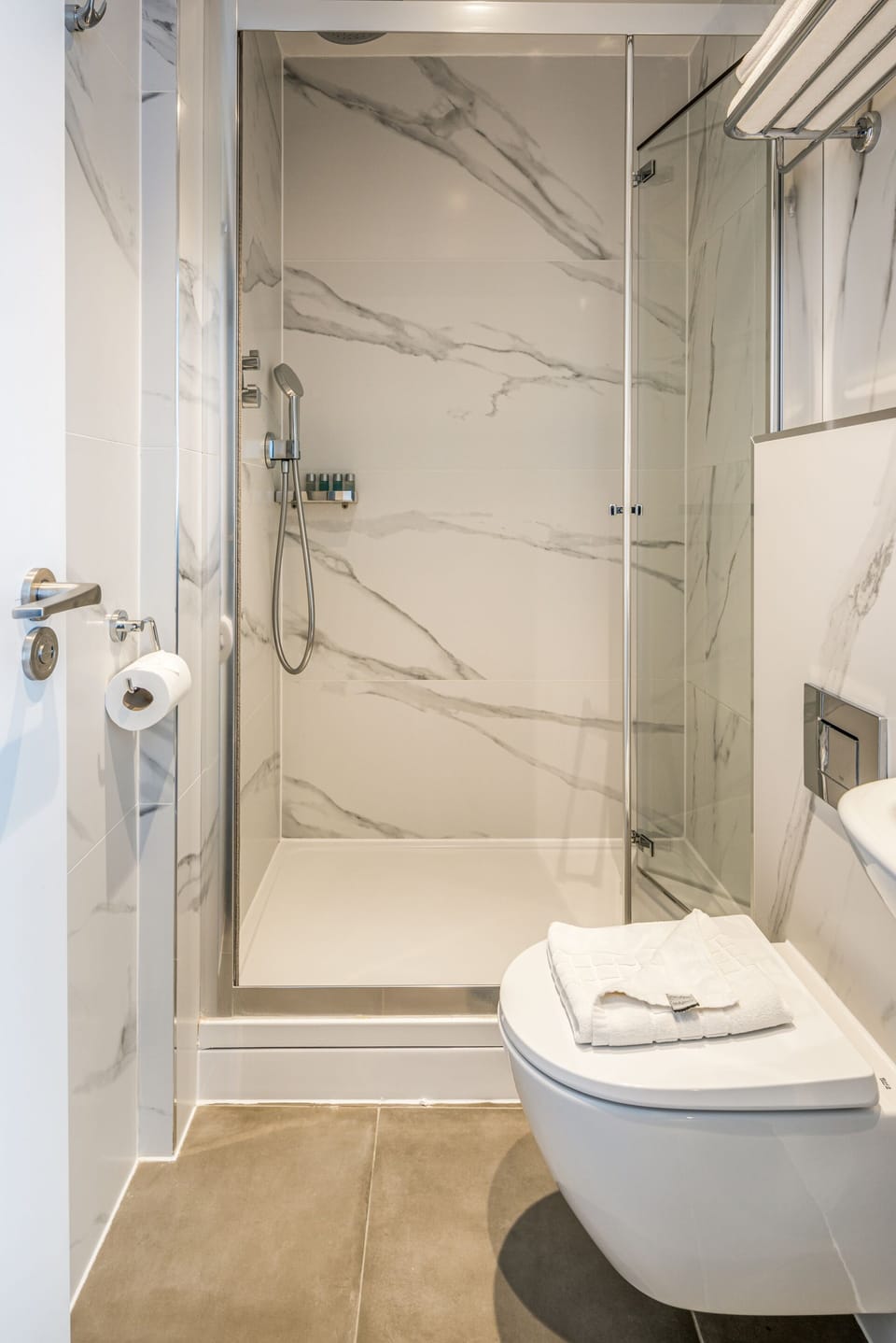 Standard Double Room, Ensuite | Bathroom | Free toiletries, hair dryer, towels, soap