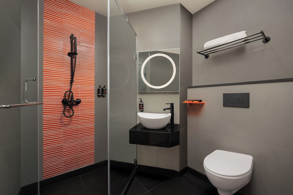 Luxe Queen Room | Bathroom | Shower, rainfall showerhead, free toiletries, hair dryer (on request)