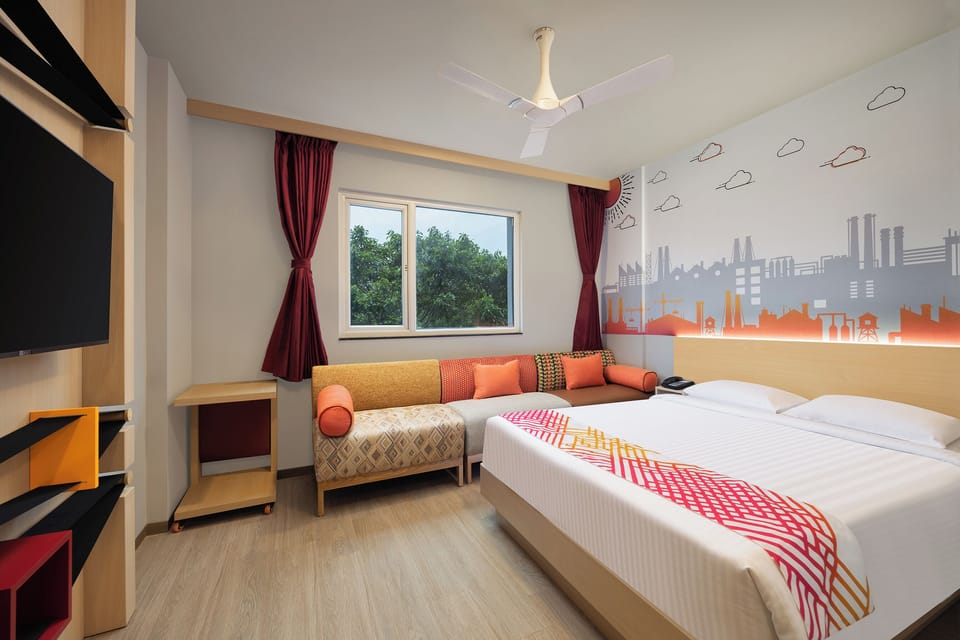 Luxe Queen Room | In-room safe, desk, iron/ironing board (on request), WiFi (free)