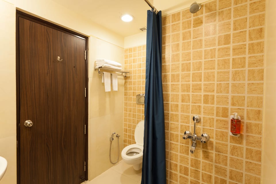 Shower, rainfall showerhead, free toiletries, hair dryer (on request)
