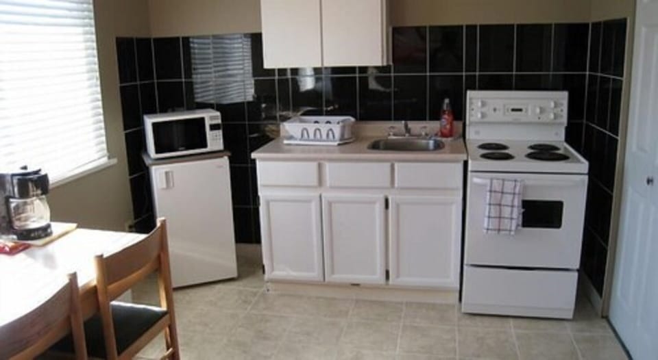 Family Room | Private kitchen | Coffee/tea maker