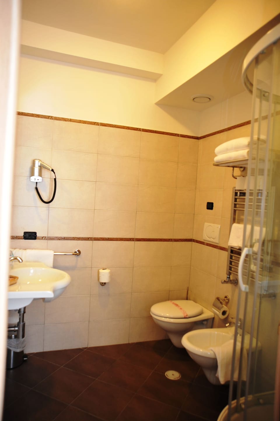 Rainfall showerhead, free toiletries, hair dryer, bidet