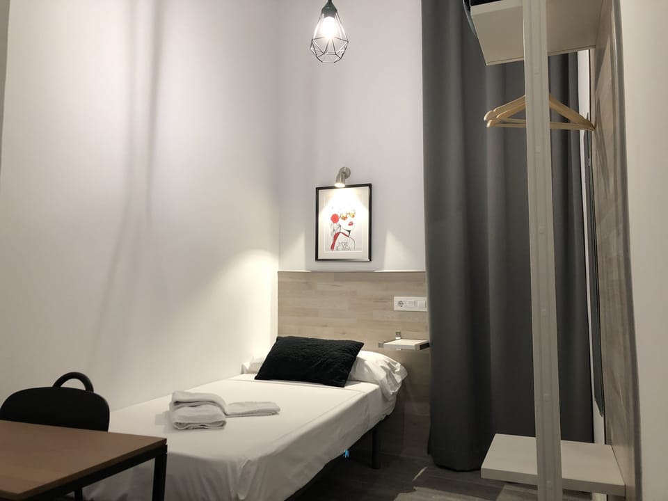 Single Room, Shared Bathroom | Desk, blackout drapes, free WiFi, bed sheets