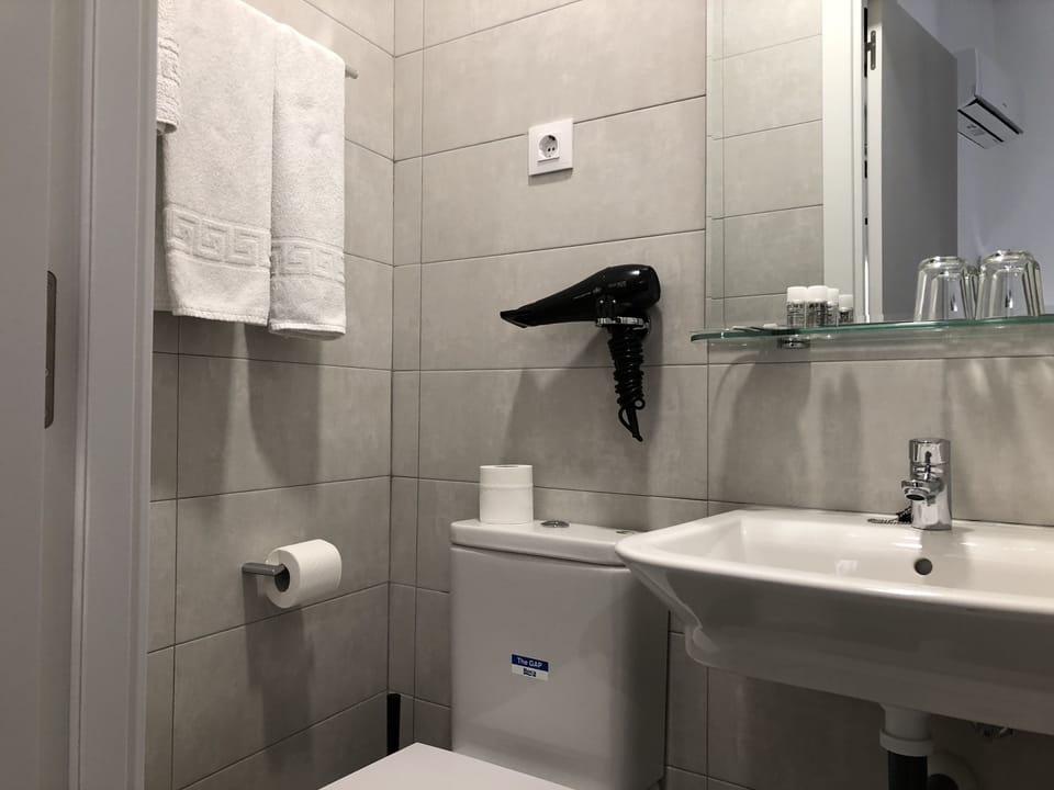 Superior Room | Bathroom | Shower, free toiletries, hair dryer, towels