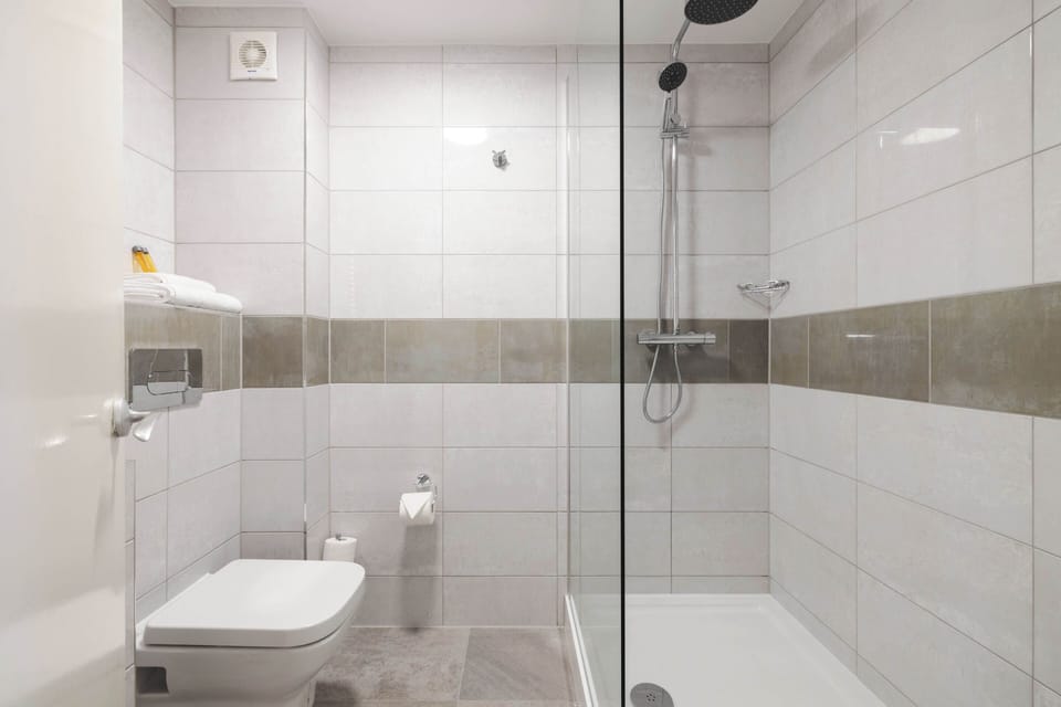 Combined shower/tub, hair dryer, towels
