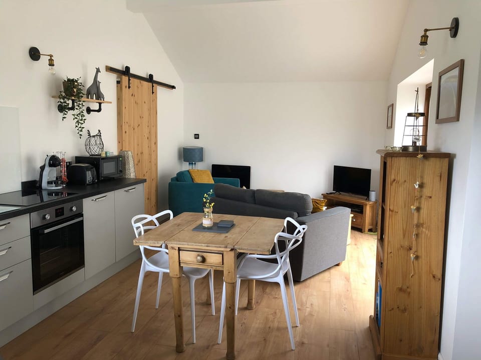 Open plan lounge dining & kitchen 