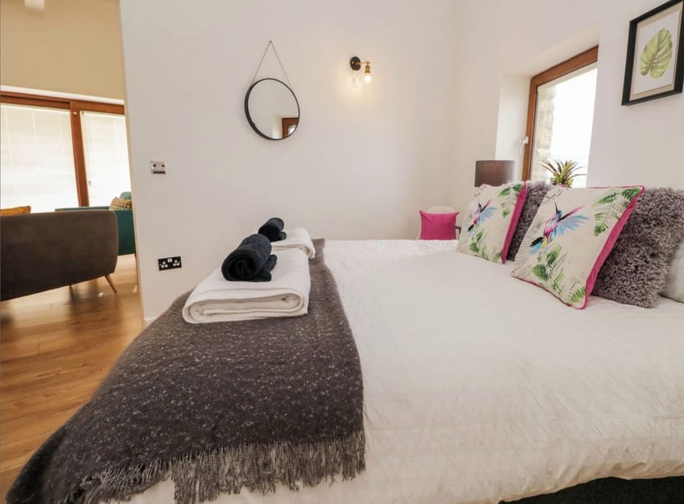 Bedroom with super king bed can be made into two singles 