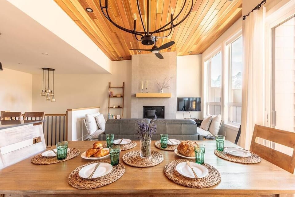 From breakfast to dinner, this is your gathering spot