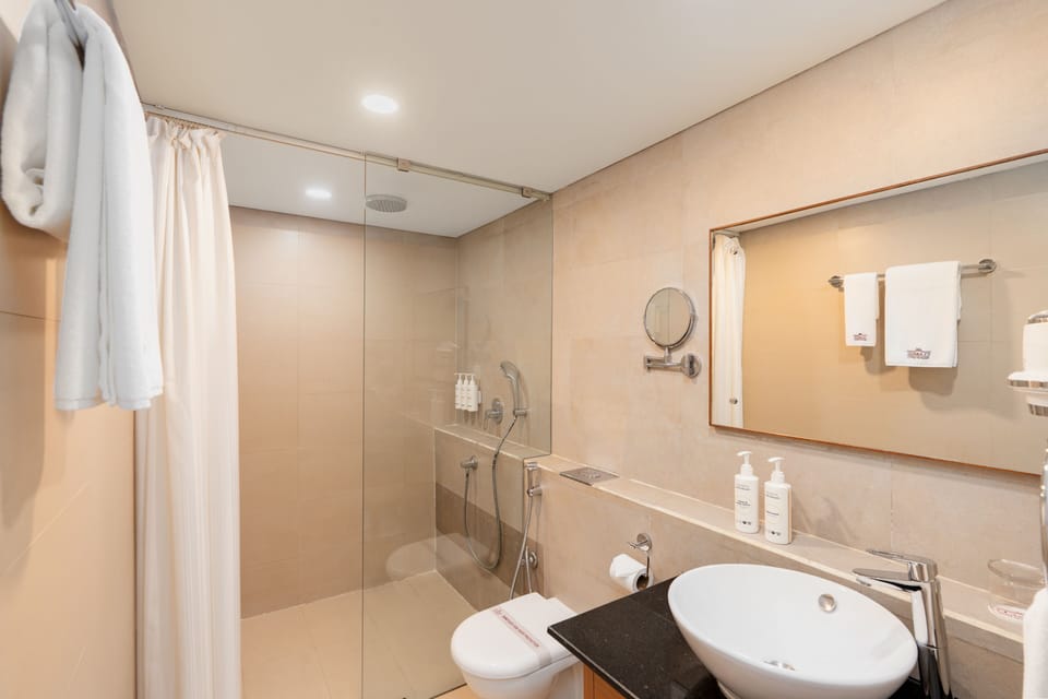 Deluxe Room | Bathroom | Bathtub, free toiletries, slippers, towels