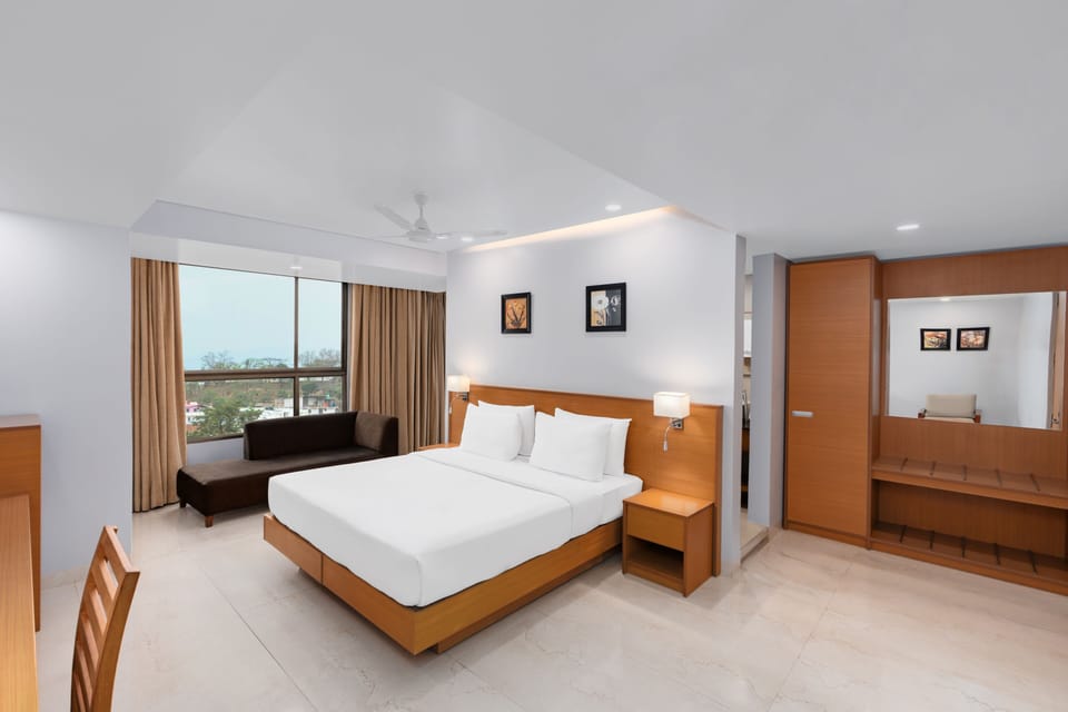 Deluxe Room | Minibar, in-room safe, desk, laptop workspace