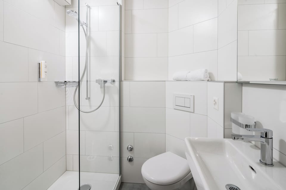 Double or Twin Room | Bathroom | Combined shower/tub, hair dryer, towels
