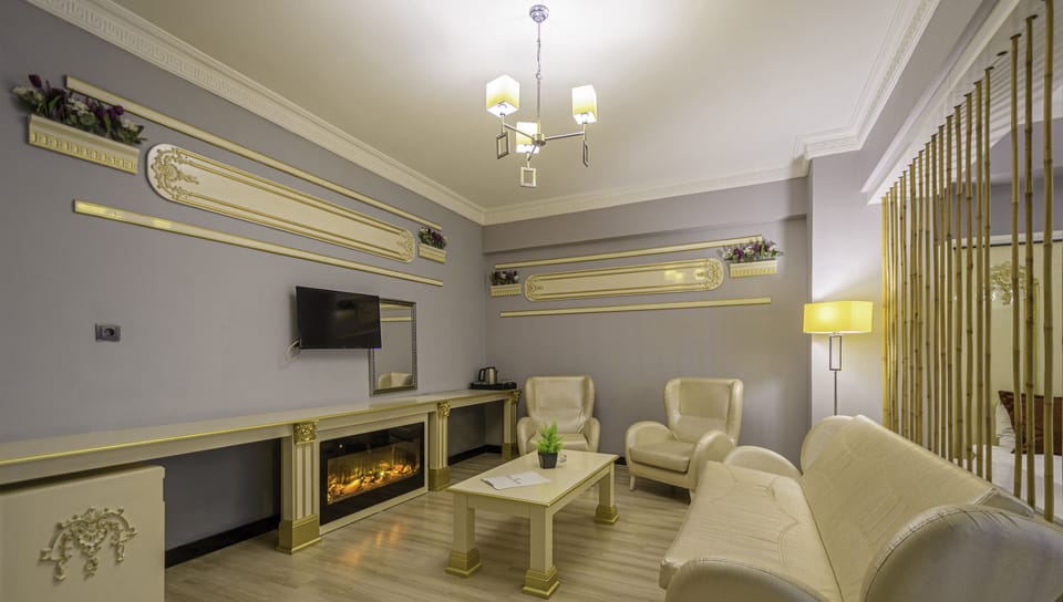 Family Room | Desk, soundproofing, free WiFi, bed sheets