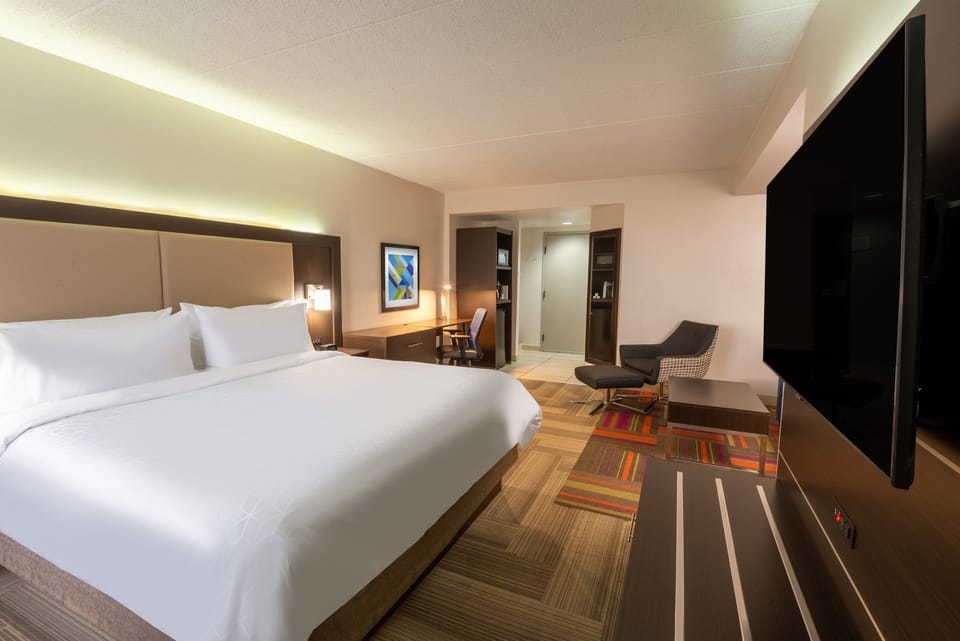 Standard Room, 1 King Bed, Jetted Tub | Premium bedding, pillowtop beds, in-room safe, blackout drapes
