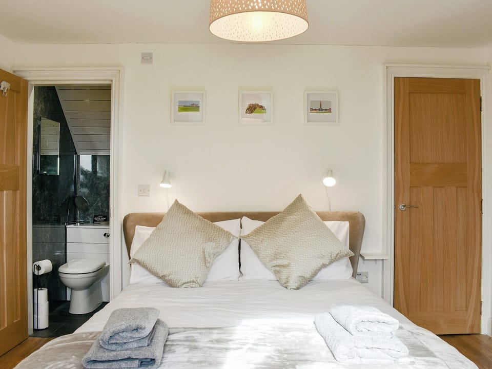 Well presented double bedroom with en-suite | Loanmhor, West Bennan, near Shannochie