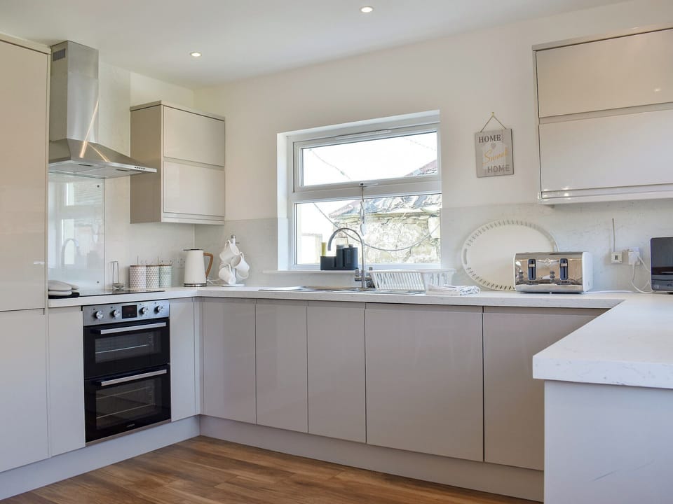 Well equipped kitchen | Loanmhor, West Bennan, near Shannochie