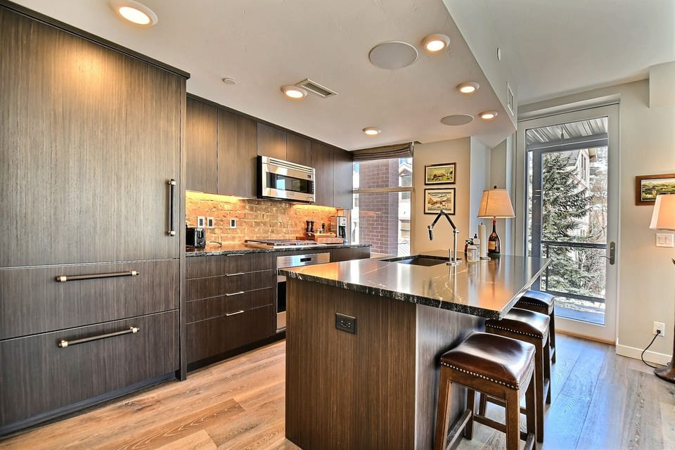 Spacious Kitchen with Breakfast Bar