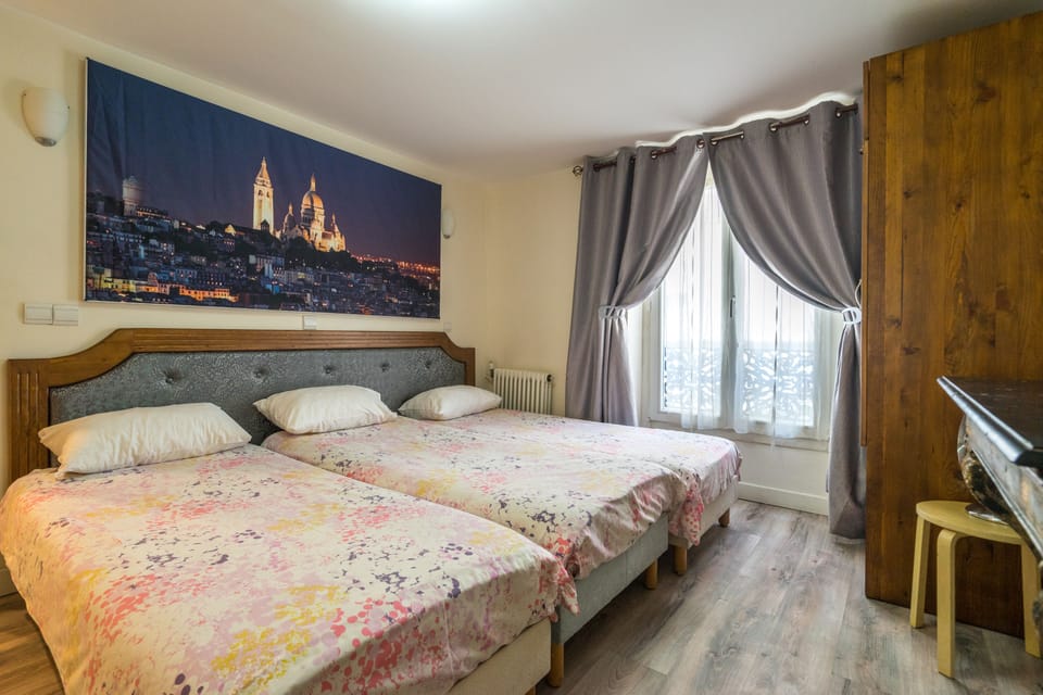 Triple Room | In-room safe, desk, blackout drapes, free WiFi