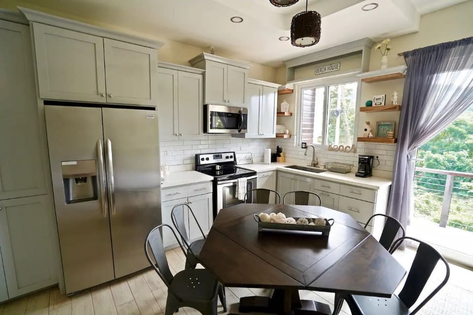 Kitchen Table expands with leaves