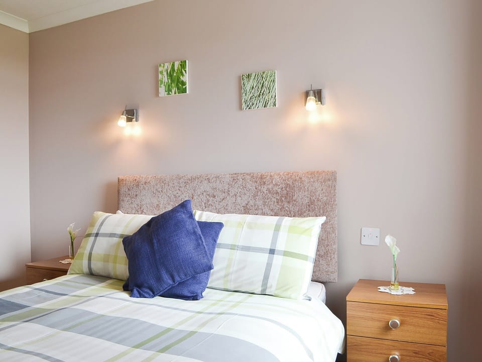 Bededroom with views to the loch and Torridon mountains | Bayview - Gairloch Cottages - Bayview, Gairloch