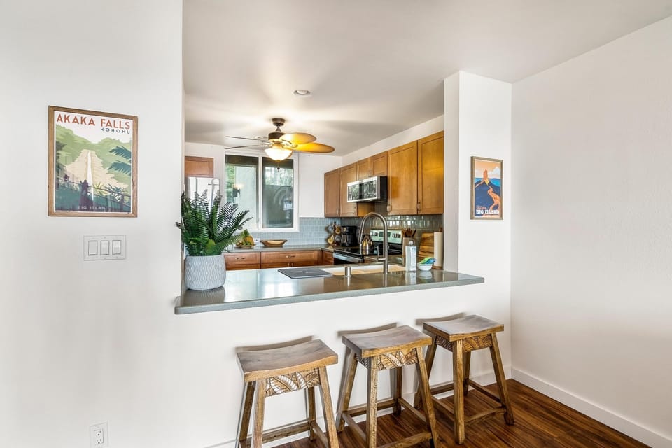 Condo, Multiple Beds, Ocean View (Keauhou Kona Surf & Racquet Club #1-1) | Private kitchen | Coffee/tea maker, paper towels, dining table