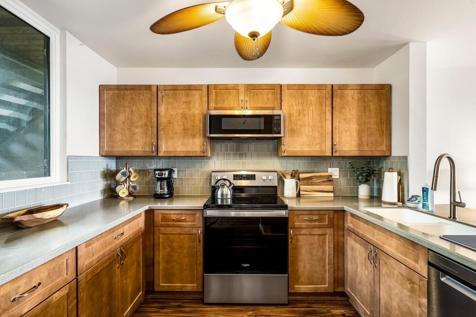 Condo, Multiple Beds, Ocean View (Keauhou Kona Surf & Racquet Club #1-1) | Private kitchen | Coffee/tea maker, paper towels, dining table