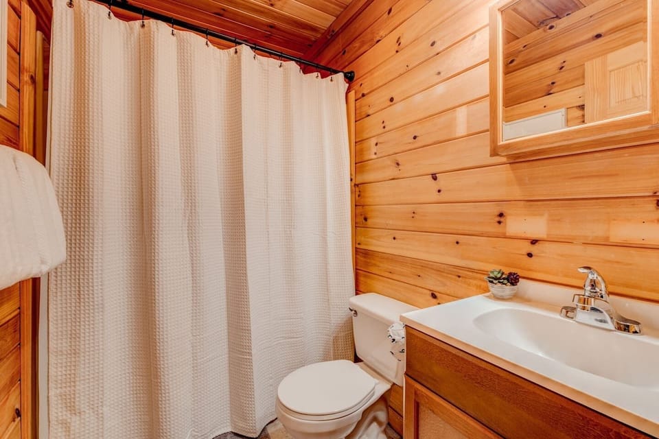 Full bathroom with shower + toilet 🚿🚽✨