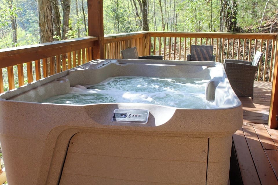 Outdoor hot tub with peaceful wooded views 💦🌲✨