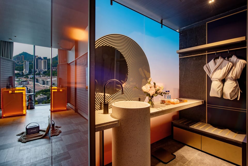 Shower, rainfall showerhead, free toiletries, hair dryer