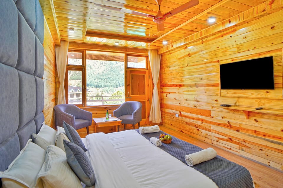Royal Single Room | Egyptian cotton sheets, premium bedding, free WiFi, bed sheets