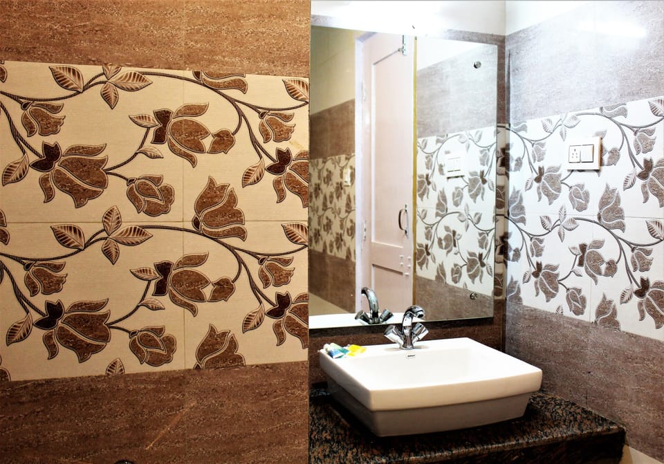 Deluxe Room | Bathroom | Shower, rainfall showerhead, free toiletries
