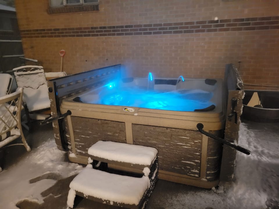 A Jacuzzi enhanced with ambient lighting, creating a serene and inviting atmosphere for ultimate comfort and relaxation 🌊🏡💫