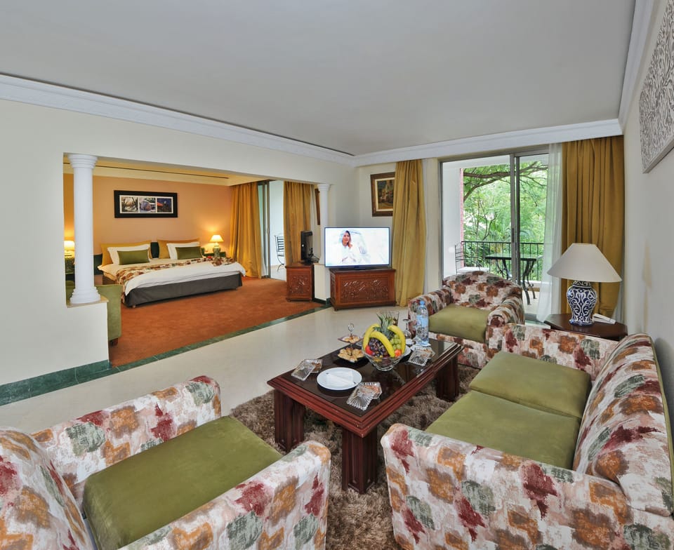 Junior Suite | Premium bedding, minibar, desk, WiFi (free)
