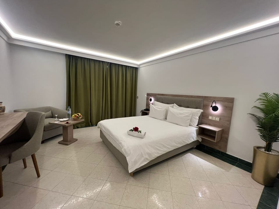 Premium bedding, minibar, desk, WiFi (free)