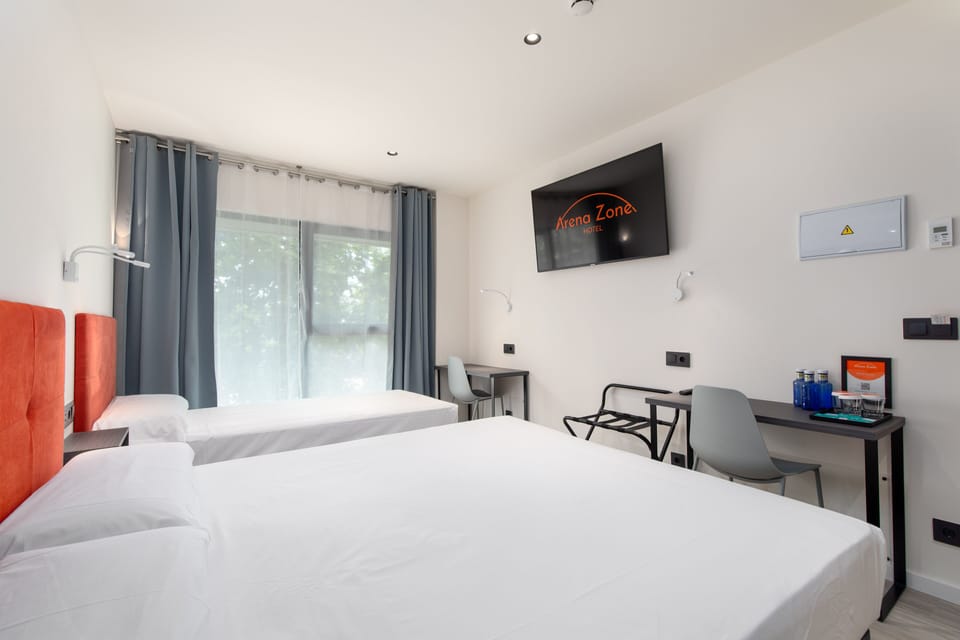 Desk, soundproofing, WiFi (free), bed sheets