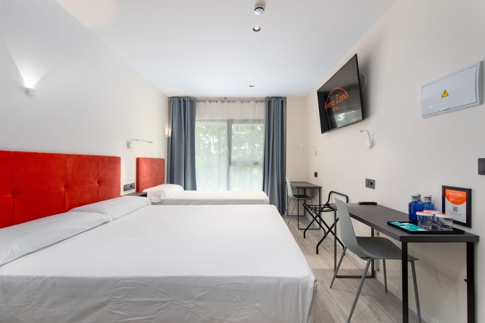 Desk, soundproofing, WiFi (free), bed sheets