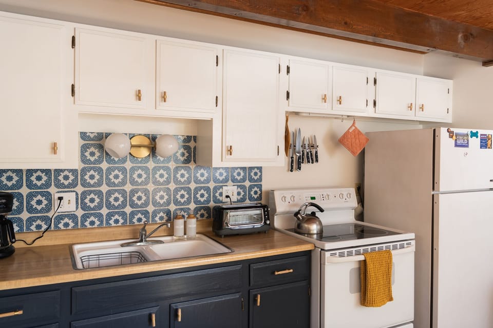 Fully equipped kitchen recently remodeled with everything you ne - Fully equipped kitchen recently remodeled with everything you need.