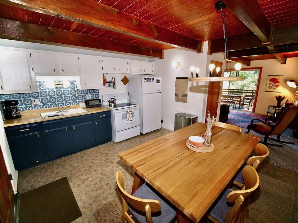 Kitchen fully equipped to make a delicious meal and dining for 6 - Kitchen fully equipped to make a delicious meal and dining for 6.