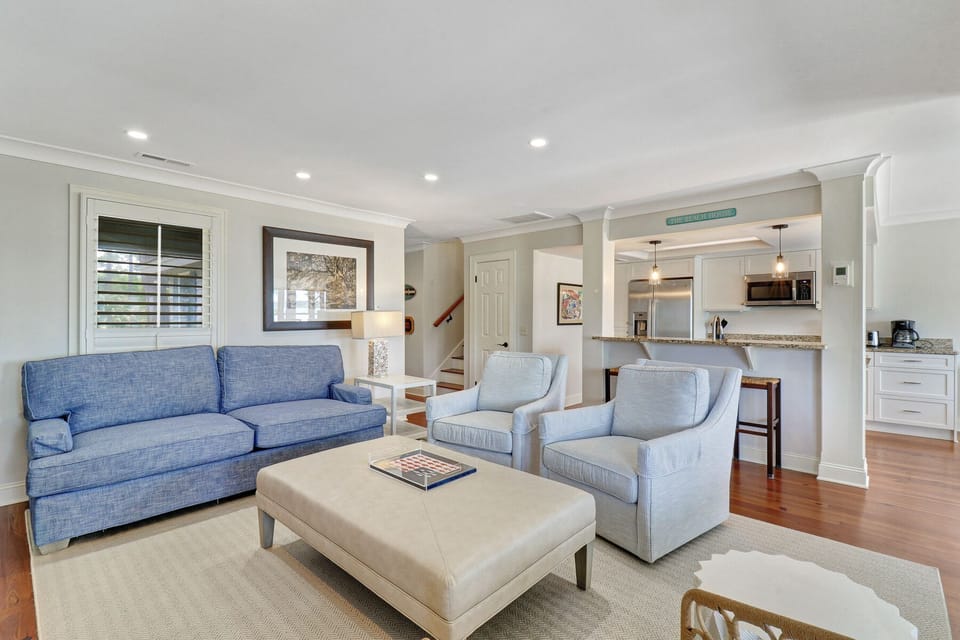7 Lands End Rd - Living Room (1st Floor)