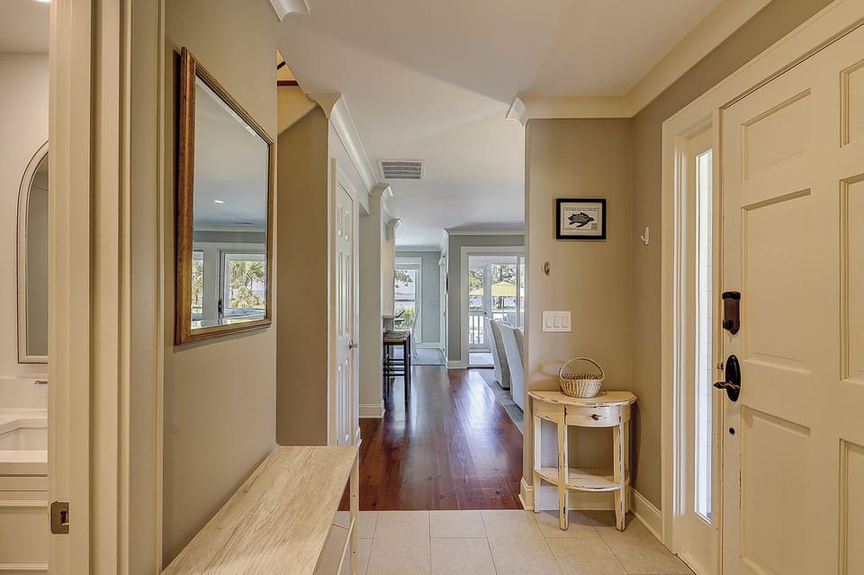 7 Lands End Road - Entryway