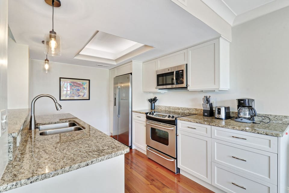 7 Lands End Rd - Kitchen (1st Floor)