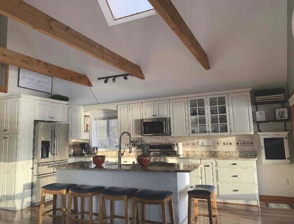 Our modern kitchen comes very well stocked!